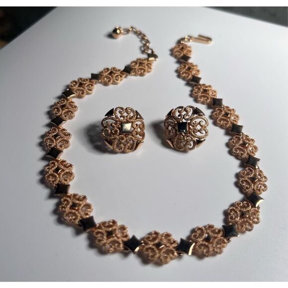 Vintage Avon Choker Necklace w/ Matching Clip On Earring Set in Brushed Goldtone - Picture 1 of 13